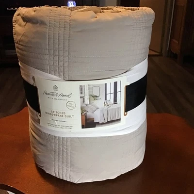 ✨️ Edredón cosido en rejilla completa/queen Taupe Hearth & Hand™ con Magnolia 88x92 pulgadas Foto 1 de 4