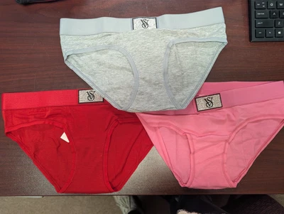 Lote de 3 Calcinhas Victoria's Secret Logotipo Algodão Brilho Patch Hiphugger Vermelho XS Novo com etiquetas - Imagem 1 de 4