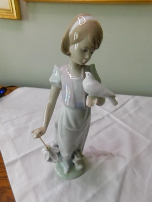 Figura Lladro España Paseo Verano Niña con Gatito Gato y Pájaro 7611 Foto 1 de 4