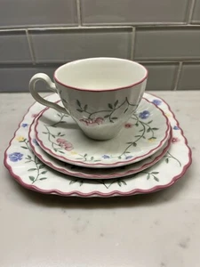 Johnson Brothers SUMMER CHINTZ Cup, Saucer, biscuit plate and cake plate. - Picture 1 of 6