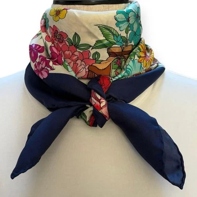 Gucci Vintage Flora Bufanda Grande Azul y Blanco Monograma Retro Flor Usada De Japón Foto 1 de 4