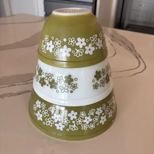Pyrex Nesting Ciotole di Miscelazione-3 Verde/Bianco Margherita Pazza Fioritura Primaverile 401-402-403 - Foto 1 di 14
