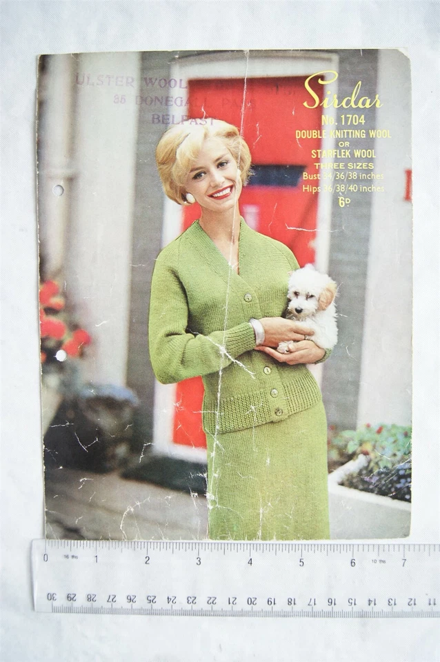 Vintage: Sirdar 1704 Lady's Suit, DK, 34-40 inch bust - Image 1 of 1