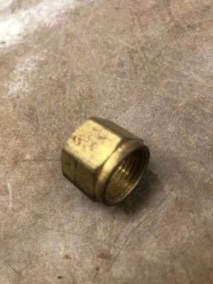 Western Enterprises adaptor Right Hand Inert male 5/8-18 NUT AW7