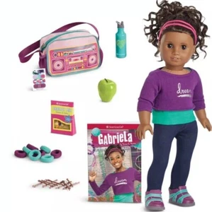 Nueva en caja muñeca American Girl Gabriela con libro y accesorios, bolso, correas para el cabello ¡NUEVA! - Imagen 1 de 6