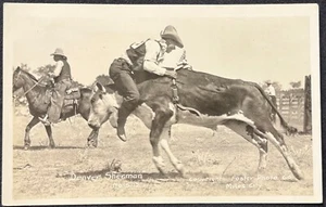 FOTO REAL DE RODEO RPPC ~ MILLAS CIUDAD MT ~ DENVER SHERMAN EN TORO AL REVÉS con BANDERA DE EE. UU. - Imagen 1 de 2