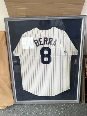 Camiseta Majestuosa Auténtica Firmada Yankees Yogi Berra Autografiada PSA/DNA Foto 1 de 2