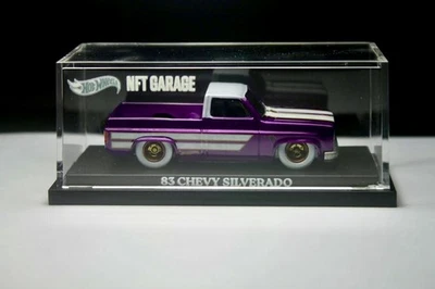 Hot Wheels '83 Silverado Pickup Candy Viola Personalizzato con Vetrina - Immagine 1 di 4