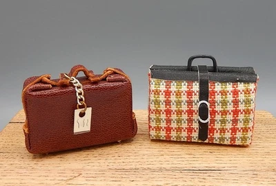 De colección ÚNICO Maleta de Cuero y Bolsa de Equipaje a Cuadros Artesanal Casa de Muñecas Miniatura 1:12 Foto 1 de 4