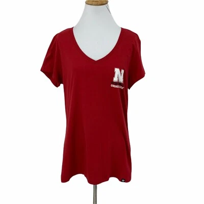 '47 Nebraskas Cornhuskers NCAA Camisa Para Mujer Talla L Manga Corta Cuello en V Camiseta Roja Foto 1 de 4