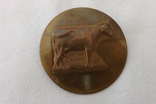 AN ANTIQUE METAL BUTTON BRASS METAL STUDY OF A COW 5CMS (1331)