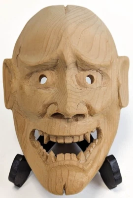 Máscara Noh Hannya decoración tallada en madera. Máscara artesanal tradicional japonesa. Foto 1 de 4