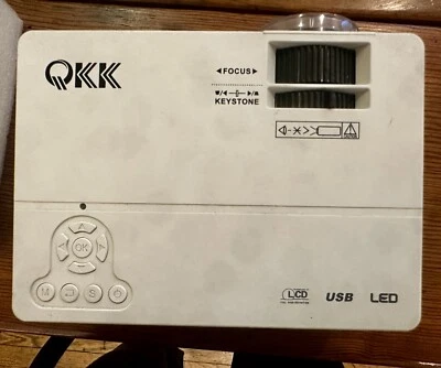 Proyector LCD HD QKK QK02 Portátil Probado Funciona Blanco Con Cable de Alimentación Foto 1 de 4
