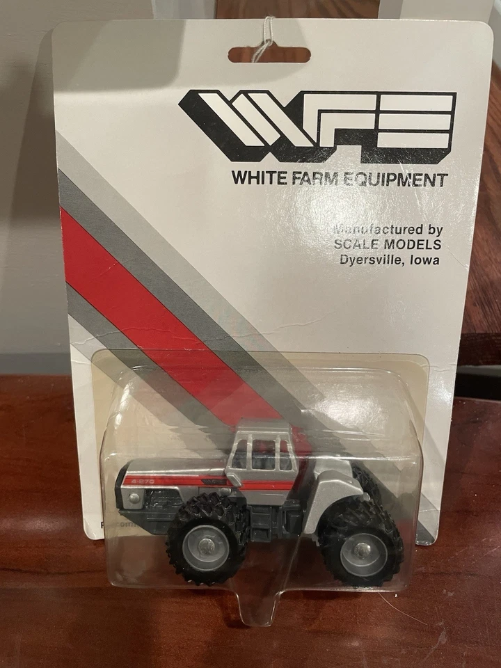 Tractor 4x4 blanco 1/64 4-270 con dobles, modelos a escala 1115 Foto 1 de 1