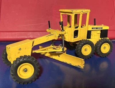 复古约翰迪尔压钢公路分级机 1: 16 比例 — 第 1/4 张图片