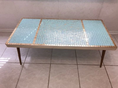 Mesa de centro Mid-Century con tapa de mosaico de porcelana turquesa patas de latón Foto 1 de 4
