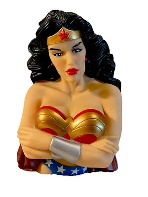 DC Wonder Woman 7 Inch PVC Figural Bust Bank Monograme Foto 1 de 4
