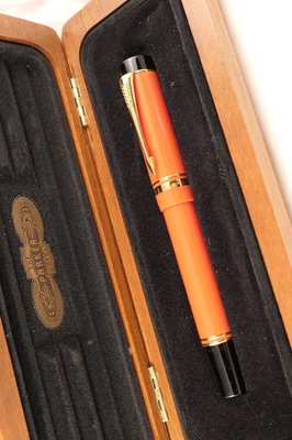 ¡CASI COMO NUEVO! ~ PLUMA ESTILOGRÁFICA NARANJA PARKER DUOFOLD CENTENARIO ~ CURSIVA MEDIANA ¡NUEVA EN CAJA! Foto 1 de 4