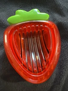 Joie Strawberry Slicer, BPA Free, FDA Approved - Photo 1/7