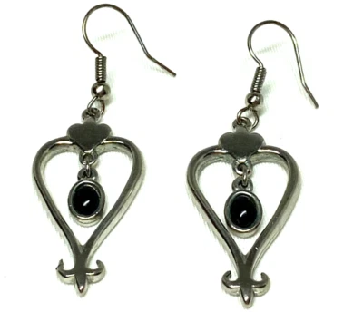 Pendientes en forma de corazón tono plata con cierre de gancho de piedra colgante negro de 2" de largo Foto 1 de 4