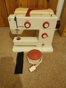 Macchina da cucire vintage Bernina Nova 900 con custodia a battente e accessori - Foto 1 di 13