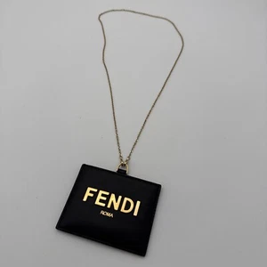 Porta carte Fendi in pelle nera su catena oro - Foto 1 di 16