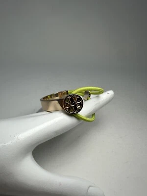 Brazalete Tory Burch dorado y verde lima elástico con logotipo usado en excelente estado Foto 1 de 4