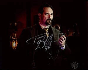 Foto firmada por Travis Willingham Critical Role 8x10 autógrafo certificado por la JSA - Imagen 1 de 3
