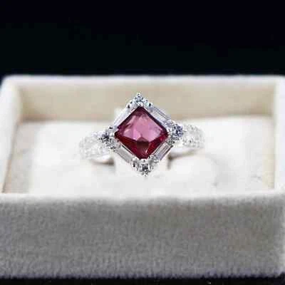 Bonito anillo de granate rodolita simulada y moissanita blanca en platino 950 Foto 1 de 4