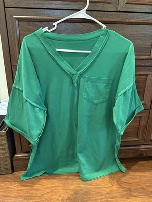 Camiseta verde de manga corta para dama con detalle de piquete y costura, pequeña, verde Kelly Foto 1 de 4