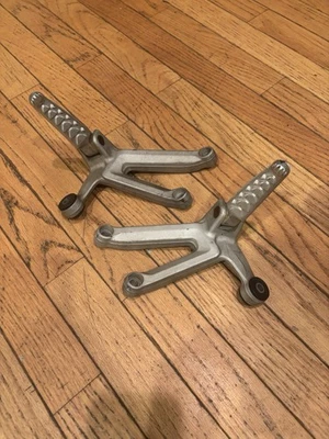 Aprilia RSV1000R 2004 par de clavijas traseras de pasajero OEM Foto 1 de 4