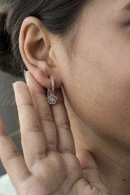 Pendientes redondos de moissanita para mujer de oro de 18 quilates 74 diamantes 2,5 gramos Foto 1 de 3