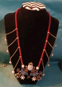 Collana Betsy Johnson molto moderna scimmie, perle e fiori pezzo di dichiarazione, nuova con etichette - Foto 1 di 11
