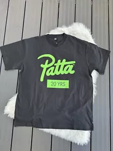 Camiseta PATTA Clorofila 20 Años Aniversario | Negra | Talla XLarge/XXLarge | Verde AM1 - Imagen 1 de 9