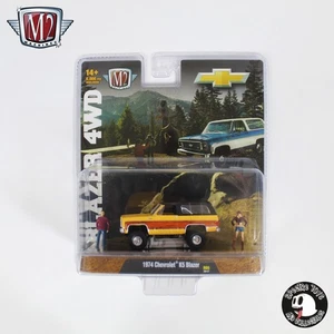 M2 Machines 1974 Chevrolet K5 Blazer 1:64 Diorama - Blazer 4WD R05 24-17 - Bild 1 von 3