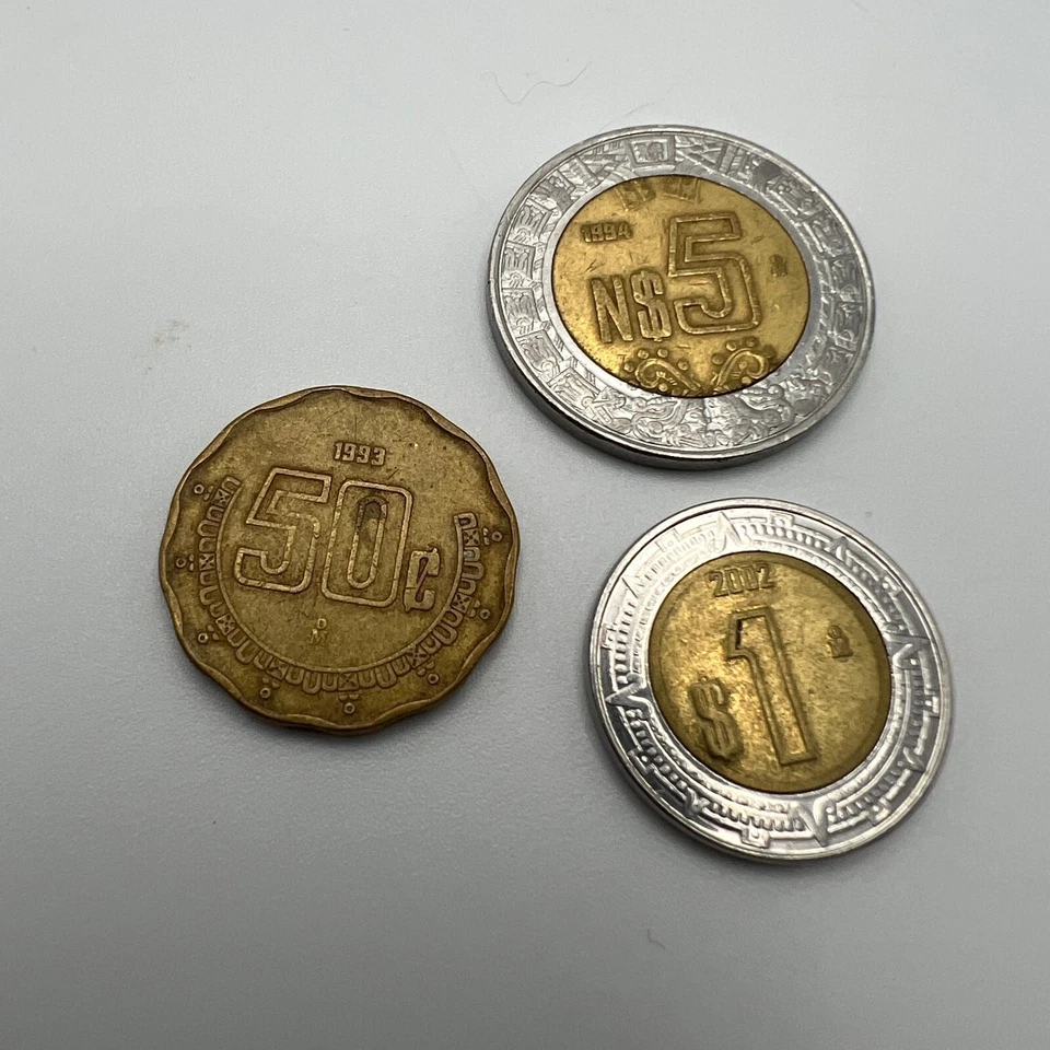 Lote de tres monedas mexicanas vintage de 50 centavos de 1 peso y 5 pesos 1993 1994 2002 Foto 1 de 4