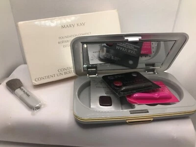 Base Mary Kay TimeWise compacta em forma de D recarregável prata #8100 nova na caixa - Imagem 1 de 4
