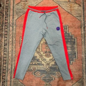Pantalones de chándal de chenilla para hombre de baloncesto de la NBA Philadelphia 76ers Core - medianos - Imagen 1 de 7