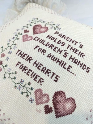 Almohada Corazones Bordados con Volantes de Encaje Hecha a Mano Padres De Colección Punto de Cruz Foto 1 de 4