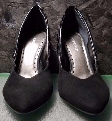 Tacón de gamuza y charol negro con solapa sobre la espalda de BCBGirls, talla 7,5 M, nuevo con caja Foto 1 de 4