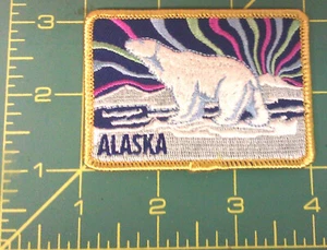 Bestickter Alaska Aufnäher - Eisbär mit Nordlichtern - Aurora Szene - Bild 1 von 2