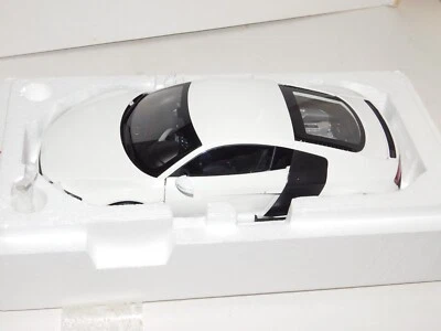 AUDI R8 4.2 FSI V8 2007 KYOSHO 09213W 1:18 - Image 1 of 4