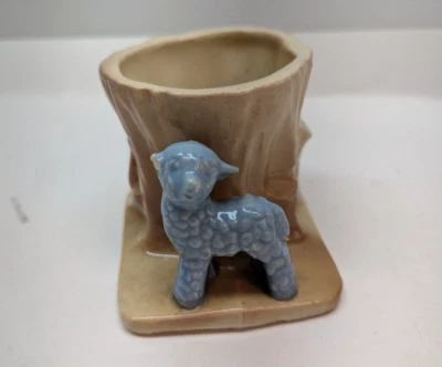 Florero de cerámica vintage de 4 pulgadas con tocón de árbol Morton jardineras de animales de cordero azul Foto 1 de 4