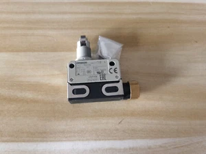 1PCS Omron D4E-1B20N D4E1B20N Limit Switch -New Free Shipping #OM - Picture 1 of 6