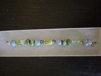 Pulsera para mujer con dije de rana verde y palanca de múltiples cuentas Foto 1 de 4