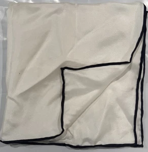 Pañuelo Cuadrado de Bolsillo Banana Republic Blanco y Azul 100% Seda Nuevo - Imagen 1 de 2