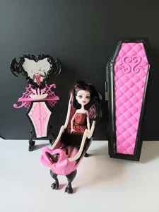 2008 Monster High Draculaura Toy Doll With Powder Room Furniture Lot - Bild 1 von 17
