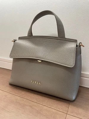 Bolso de Hombro FURLA de Cuero Gris con Correa Desmontable, Excelente Estado Foto 1 de 4