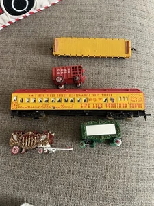 Lote de vagones de circo escala AHM HO y dos Cole Brothers Wild West Troupe conjunto - Imagen 1 de 9