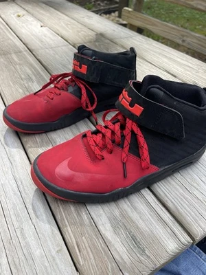 Boys Nike Air Max Lebron Akronite Mid Top Basketball Shoes Black Red Sz 7Y - Image 1 of 4